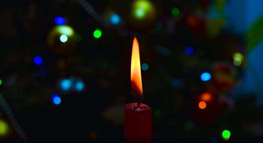 espelma vermella, casa, abend, diumenge, heilige abend, vermell, Nadal, weihnachten, llum de les espelmes, vela, il·luminat, cremant, foc, flama, brillant, nit, calor - temperatura, foc - fenomen natural, cap gent, centrar-se en primer pla, primer pla, celebració, naturalesa, multicolor, equips d’il·luminació, llum - fenomen natural, decoració, defocated, lluminositat, 5K