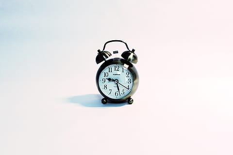 ur, tid, minutter, sekund, se college, deadline, overvågning, vækkeur, studio skud, indendørs, enkelt objekt, nummer, kopiere plads, ingen mennesker, nøjagtighed, retro stylet, tæt på, uret ansigt, morgen, hvid baggrund, skåret ud, stilleben, klokke, minut hånd, 2K, CC0, offentligt domæne, royaltyfrie