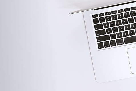 blanco, escritorio de oficina, ordenador portátil, tecnología, computadora, copia espacio, comunicación, tecnología inalámbrica, conexión, adentro, teclado, equipo de computadora, Fondo blanco, foto de estudio, nadie, Internet, negocio, de cerca, el color blanco, separar, equipo, llave de computadora, 4K