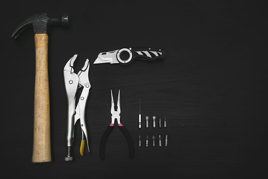 Foto de construcció d’edificis, flatlay, construcció, eines, eina de treball, Eina de mà, eina, a l'interior, natura morta, cap gent, equipament, clau anglesa, directament a sobre, metall, material de fusta, taula, tornavís, tir de l'estudi, alicates, primer pla, elecció, diy, fons negre, vista d’angle alt, clau clau, cisell, 4K
