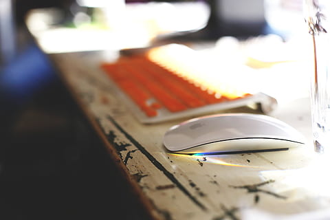 Pomme, Souris, clavier, La technologie, Bureau, mise au point sélective, à l'intérieur, table, fermer, nature morte, personne, Nourriture et boisson, aliments, bois - matériau, ustensile de cuisine, vue grand angle, se concentrer sur le premier plan, métal, équipement ménager, atelier, choix, journée, outil de travail, affaires, fraîcheur, acier, équipement dentaire, matériel d'art et d'artisanat, 5K, CC0, domaine public, libre de droits