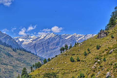 fotografia di paesaggio, artico, montagna, nuvole, freddo, luce del giorno, alto, ghiaccio, paesaggio, vette, catena montuosa, montagne, natura, rocce, panoramico, cielo, la neve, pietre, alberi, scenics - natura, bellezza nella natura, ambiente, pianta, albero, inverno, destinazioni di viaggio, temperatura fredda, blu, nessuno, terra, scena tranquilla, montagna innevata, all'aperto, Pino, albero di conifere, bosco di pini, picco di montagna, 2K, CC0, dominio pubblico, privo di copyright