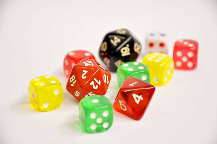 joc, dades, jugar, sort, aleatòria, jocs, jocs d’oci, daus, cultura i entreteniment artístic, activitat d'oci, multicolor, tir de l'estudi, nombre, fons blanc, relaxació, grup d'objectes, oportunitat, gran grup d'objectes, primer pla, a l'interior, risc, èxit, cap gent, casino, joc d'atzar, vida nocturna, 2K