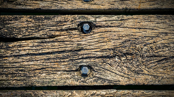 Struktur, Muster, Korn, Textur, Holz, Holzplanke, Hintergrund, Oberfläche, Holzstruktur, Holz - Material, texturiert, Hintergründe, keine Leute, Vollbild, Nahansicht, Metall, Schraube, Tag, draußen, Nuss - Verschluss, alt, Brett, Detail, Nagel, Tür, Sonnenlicht, High Angle View, 5K, CC0, gemeinfrei, lizenzfrei