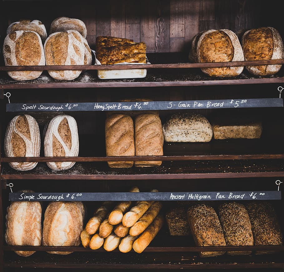 pa cuit, pa, menjar, bun, fleca, mae, winnipeg, Canadà, brindis, blat, esmorzar, fusta, botiga, gourmet, frescor, teixit, marró, al forn, baguette, menjar i beguda, foodie, elecció, prestatge, variació, gran grup d'objectes, a l'interior, natura morta, llesca de pa, a la venda, alimentació saludable, venda al detall, cap gent, arranjament, abundància, ordre, visualització al detall, venda, menjar francès, pa marró, safata, 2K