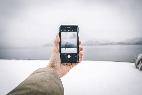 zdjęcie, osoba, ma na sobie, brązowy, płaszcz, trzymać, Android smartphone, nabierający, obrazek, Góra, ciało, woda, plaża, aparat fotograficzny, pokaz, dłoń, lód, krajobraz, światło, mężczyzna, monitor, na dworze, fotografia, ekran, smartfon, śnieg, opady śniegu, technologia, podróżować, pogoda, zimowy, technologia bezprzewodowa, inteligentny telefon, przenośne urządzenie informacyjne, porozumiewanie się, telefon komórkowy, tematy fotograficzne, wiadomości ze zdjęciami, fotografowanie, połączenie, część ludzkiego ciała, ludzka ręka, Natura, jedna osoba, telefon, niebo, 4K, CC0, domena publiczna, darmowe zdjęcia
