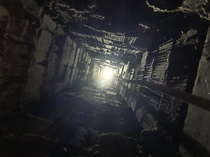 llum, bunker, edifici, cripta, naturalesa, túnel, flamarada, metròpolis, ciutat, urbà, maons, focus, tub, esperança, canonada, xemeneia, negre, gris, fosc, arquitectura, a l'interior, cap gent, il·luminat, estructura construïda, equips d’il·luminació, llum - fenomen natural, nit, funció de construcció de parets, escala, flare de la lent, vista d’angle baix, direcció, llum al final del túnel, sostre, 4K, CC0, domini públic, lliure de regalies