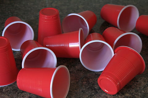 genbruge, kopper, plast, beholder, spild, drikke, drik, miljø, affald, kollektion, redskab, bortskaffelse, genbrug, forurening, udbryder, drikkerfartøj, rød, stor gruppe af objekter, ingen mennesker, tæt på, gruppe af objekter, valg, cirkel, form, udendørs, gruppe, dag, variation, natur, engangs, industri, i en række, byggebranchen, jord, geometrisk form, 5K, CC0, offentligt domæne, royaltyfrie