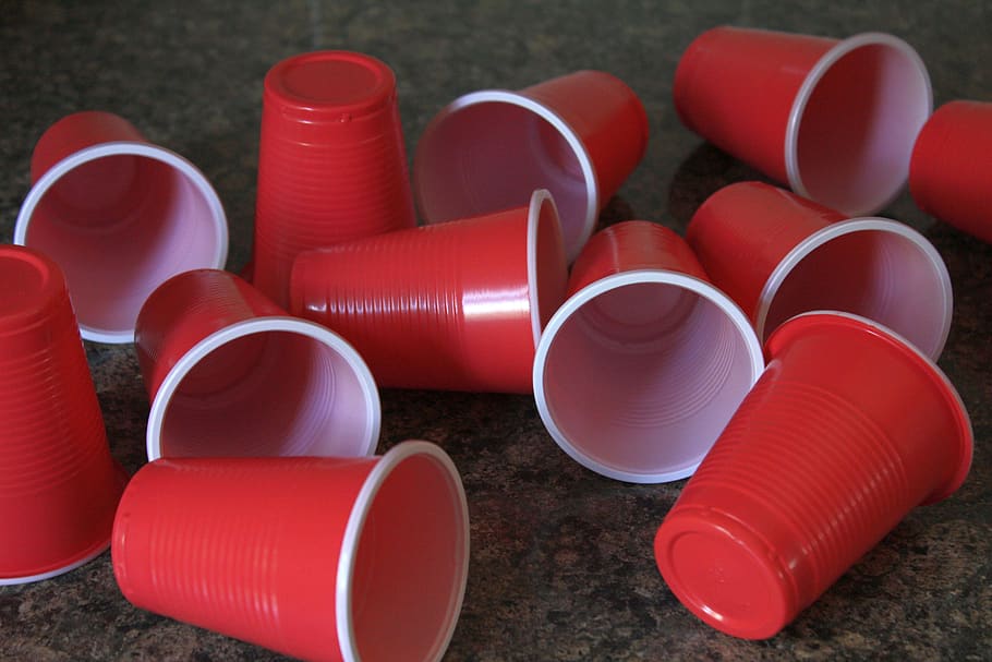 reciclar, tasses, plàstic, contenidor, malbaratament, beure, begudes, medi ambient, escombraries, reutilitzar, col · lecció, utensili, disposició, reciclatge, Pol · lució, vaixell de beure, vermell, gran grup d'objectes, cap gent, primer pla, grup d'objectes, elecció, cercle, forma, a l'aire lliure, grup, dia, variació, naturalesa, d'un sol ús, indústria, en fila, industria de la construcció, terra, forma geomètrica, 5K