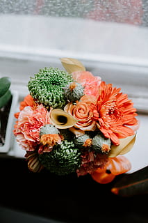 gul, grøn, beige, kunstig, blomster buket, hvid, overflade, blomst, vindue, kronblad, blad, blade, buket, posy, indretning, vindueskarm, glas, regn, vand, lyse, Velkommen, gæstfrihed, Rose, efterår, arrangement, bryllup, dekoration, rosenblomst, romantik, tæt på, kærlighed, fest, friskhed, elegance, rød, bord, natur, ingen mennesker, gave, gerbera daisy, gift, lyserød farve, 2K, CC0, offentligt domæne, royaltyfrie