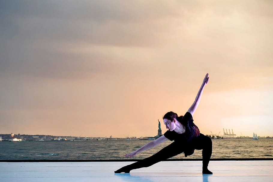 femella, dansa, sòl, ballet, platja, ballant, vespre, noia, paisatge, oceà, a l'aire lliure, persona, mar, vora del mar, estàtua de la Llibertat, posta de sol, aigua, onades, dona, cel, una persona, activitat d'oci, terra, longitud completa, estils de vida, braç humà, naturalesa, núvol - cel, bellesa a la natura, adult jove, braços aixecats, dones, membre, horitzó sobre l’aigua, llibertat, 4K