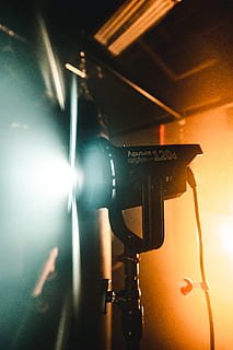 belysning, elektronikk, kamera, person, menneskelig, videokamera, projektor, hylle, fotograf, søkelys, ledet, interiørdesign, innendørs, fotografering, bilde, stativ, lys, fakkel, skjerm, vise, fotografering temaer, ingen folk, teknologi, kamera - fotografisk utstyr, nærbilde, fotografisk utstyr, Film industri, kunstkultur og underholdning, lys - naturlig fenomen, oransje farge, aktivitet, retro stylet, projeksjonsutstyr, belyst, sollys, selektiv fokusering, Media, digitalkamera, hjemme videokamera, elektrisk lampe, 5K, CC0, offentlig domene, opphavsrett gratis