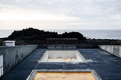 paret de formigó gris, fusta, a l'aire lliure, fusta contraxapada, naturalesa, edifici, arquitectura, sostre, aigua, riu, rural, camp, refugi, cúpula, finestra, pissarra, piscina, arbre, planta, sortida del sol, cel, mar, horitzó sobre l’aigua, núvol - cel, horitzó, estructura construïda, escenics - natura, cap gent, dia, bellesa a la natura, escena tranquil·la, direcció, tranquil·litat, el camí a seguir, terra, 2K, CC0, domini públic, lliure de regalies