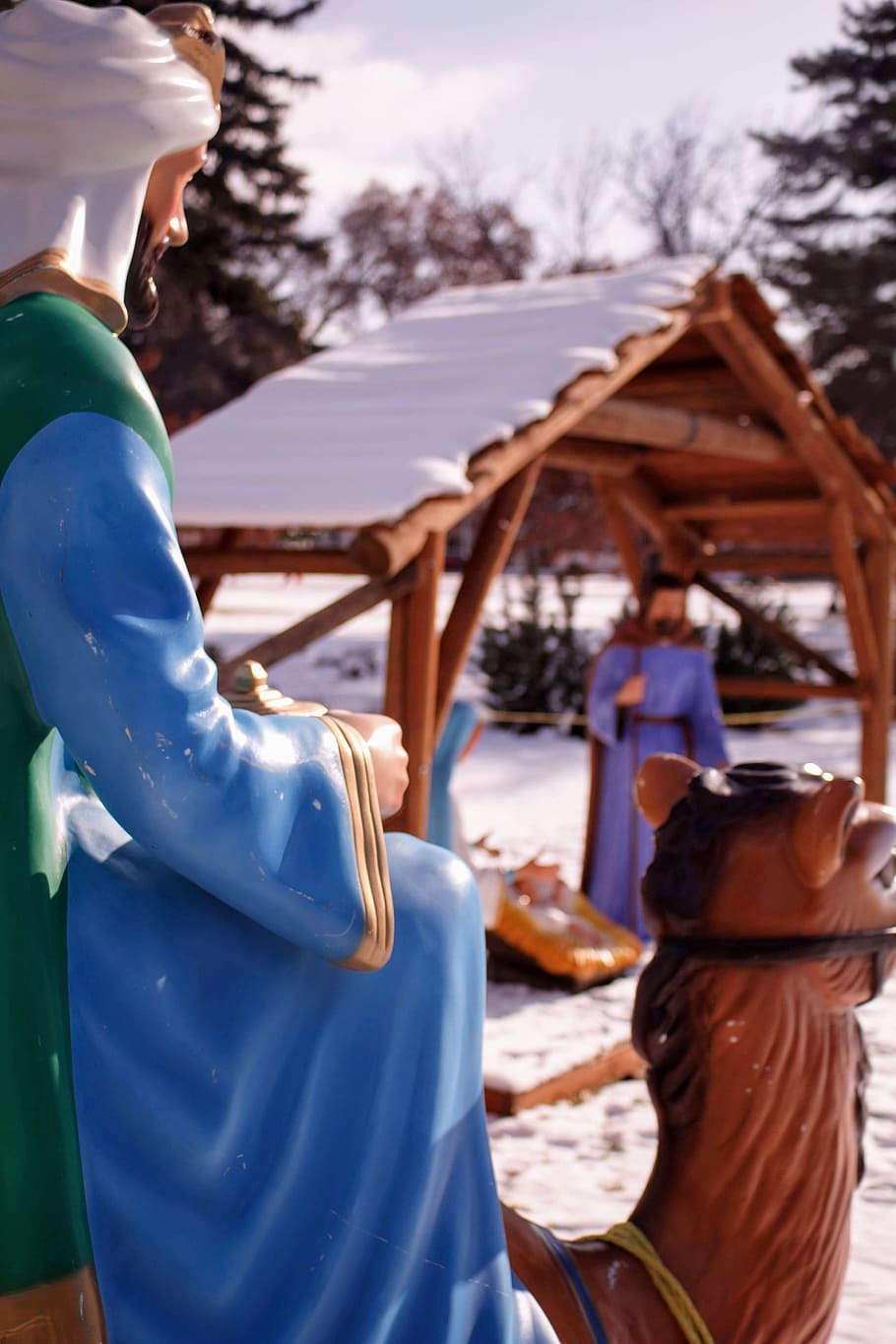 conjunt de figuretes de nativitat, roba, humà, persona, logan, EUA, logan tabernacle, a l'aire lliure, naturalesa, fusta, planta, aigua, camp, túnica, vestit de nit, moda, vestit, femella, abric, edifici, dia, centrar-se en primer pla, homes, persones reals, estils de vida, activitat d'oci, dones, adult, arbre, dues persones, gent, vista del darrere, persones incidentals, unió, cel, mascles, emoció positiva, 4K