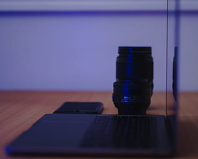Electronică, aparat foto, obiectivul camerei, ecran, Monitor, ecran LCD, afişa, lemn, lemn de esență tare, tastatura, hardware-, tastatură, hardware-ul computerului, calculator, PC, podea, laptop, masa, birou, mobila, tehnologie, comunicare, în interior, tehnologia fără fir, conexiune, echipamente de calcul, nici o persoana, a închide, acasă interior, muzică, dispozitiv portabil de informații, lemn - material, cheia computerului, 4K, CC0, domeniu public, fără drepturi de autor