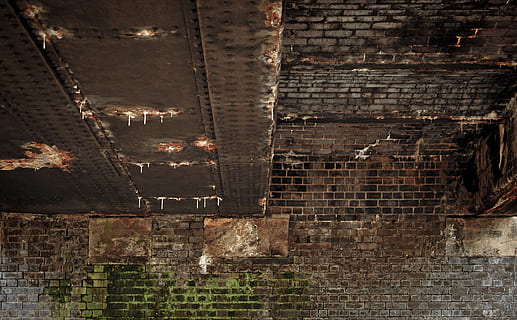 alt, Brücke, Wand, Ziegel, rostig, Moos, moosig, Grün, braun, stehlen, Rost, Schiene, verlassen, Stalaktit, Wandbau - Funktion, Ziegelwand, Backstein, gebaute Struktur, die Architektur, keine Leute, Gebäudehülle, Lichtanlage, Pflanze, Flachwinkelansicht, draußen, Natur, beleuchtet, Nacht-, Gebäude, verwittert, Kommunikation, 4K, CC0, gemeinfrei, lizenzfrei