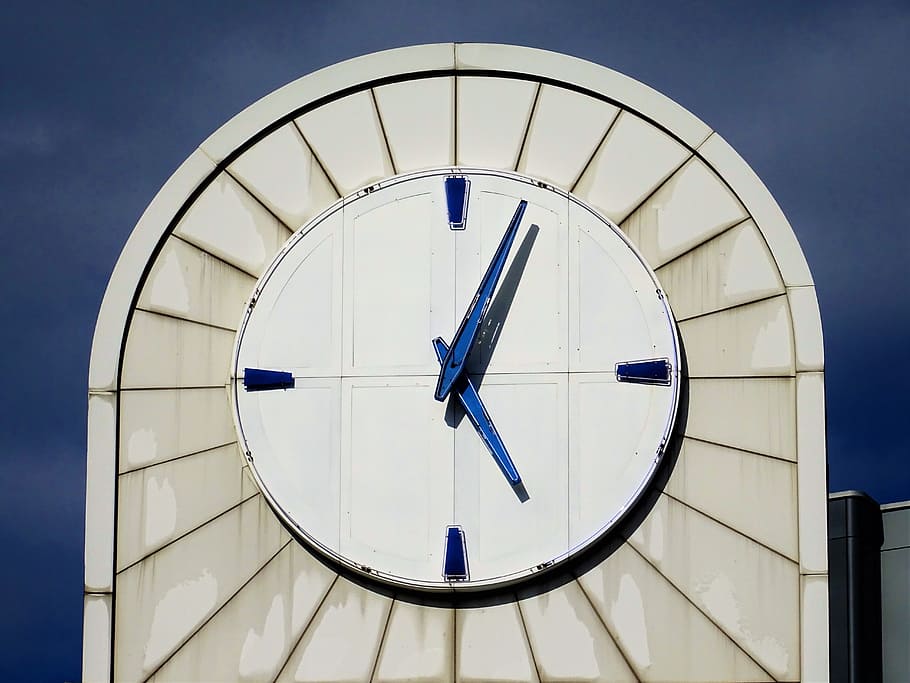 foto, blanc, rellotge de construcció analògic, arquitectura, edifici, clàssic, rellotge, modern, a l'aire lliure, perspectiva, temps, estructura construïda, forma geomètrica, cercle, vista d’angle baix, cap gent, exterior de l'edifici, blau, cel, naturalesa, forma, cel clar, dia, llum solar, patró, funció de construcció de parets, Minuta, 5K