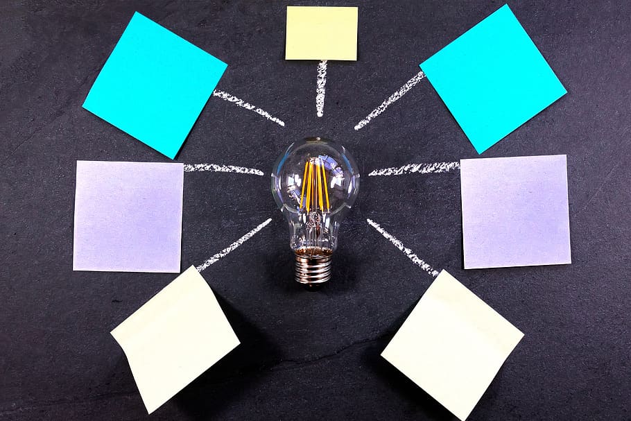 pubblicalo, di brainstorming, lavoro di squadra, idea, creatività, giallo, blu, viola, giallo acceso, ardesia, tavola, gesso, lampadina, sfondo, in casa, tavolo, vista dall'alto, nessuno, natura morta, direttamente sopra, forma, carta, forma geometrica, arte e artigianato, grande gruppo di oggetti, connessione, assenza, sfondo nero, vista frontale, girato in studio, tecnologia, promemoria, 5K