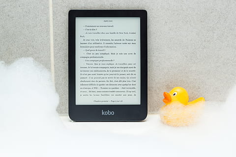 lesen, Bad, Schaum, Ente, Bläschen, Seifenblasen, Kobo, Leselicht, ebook, Entspannung, drinnen, Kommunikation, Spielzeug, keine Leute, Nahansicht, Text, Darstellung, Technologie, Gelb, westliche Schrift, Studioaufnahme, kabellose Technologie, Badeente, Stillleben, direkt darüber, Tierdarstellung, weiße Farbe, Natur, Tag, High Angle View, 2K, CC0, gemeinfrei, lizenzfrei