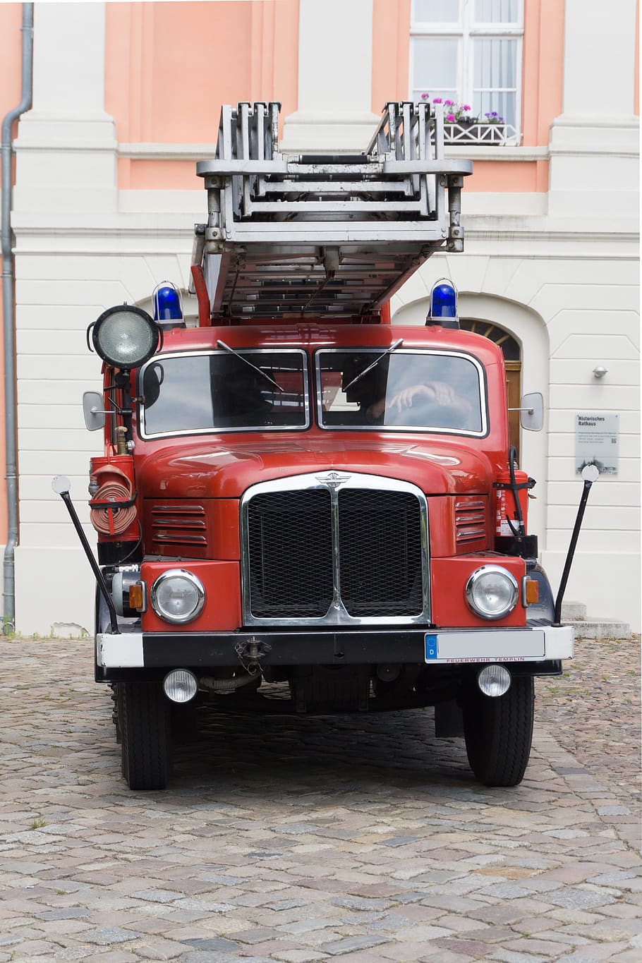 foc, automàtic, vermell, vell, oldtimer, camió de bombers, vehicle, automoció, lluita contra incendis, manera de transport, vehicle terrestre, transport, automòbil, camió, dia, arquitectura, cotxe, estructura construïda, cap gent, exterior de l'edifici, estacionari, accidents i desastres, vehicle comercial terrestre, ciutat, a l'aire lliure, viatjar, roda, 5K