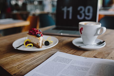 trabajando, restaurante:, macbook, tarta de queso, vaso, café, espacio de trabajo, lugar de trabajo, tecnología, computadora, móvil, trabajo, escritorio, escritorio de madera, ordenador portátil, frutas, pastel, negocio, interior, mesa de madera, comida y bebida, mesa, taza de café, jarra, café - bebida, beber, adentro, refresco, nadie, material de madera, comunicación, publicación, texto, comida, de cerca, plato, platillo, naturaleza muerta, vajilla, 4K