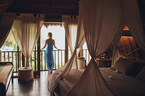 dona, inclinat, barana, habitació, arquitectura, llit, marró, còmode, contemporani, acollidor, cortines, disseny, família, mobles, hotel, a l'interior, endins, disseny d'interiors, llum, modern, persona, relaxació, seient, estiu, fusta, una persona, de peu, longitud completa, adult, cortina, vacances, viatge, vista del darrere, viatjar, luxe, hotel de luxe, riquesa, dones, festa, destinacions de viatge, complex turístic, habitació d'hotel, mirant la vista, 5K, CC0, domini públic, lliure de regalies