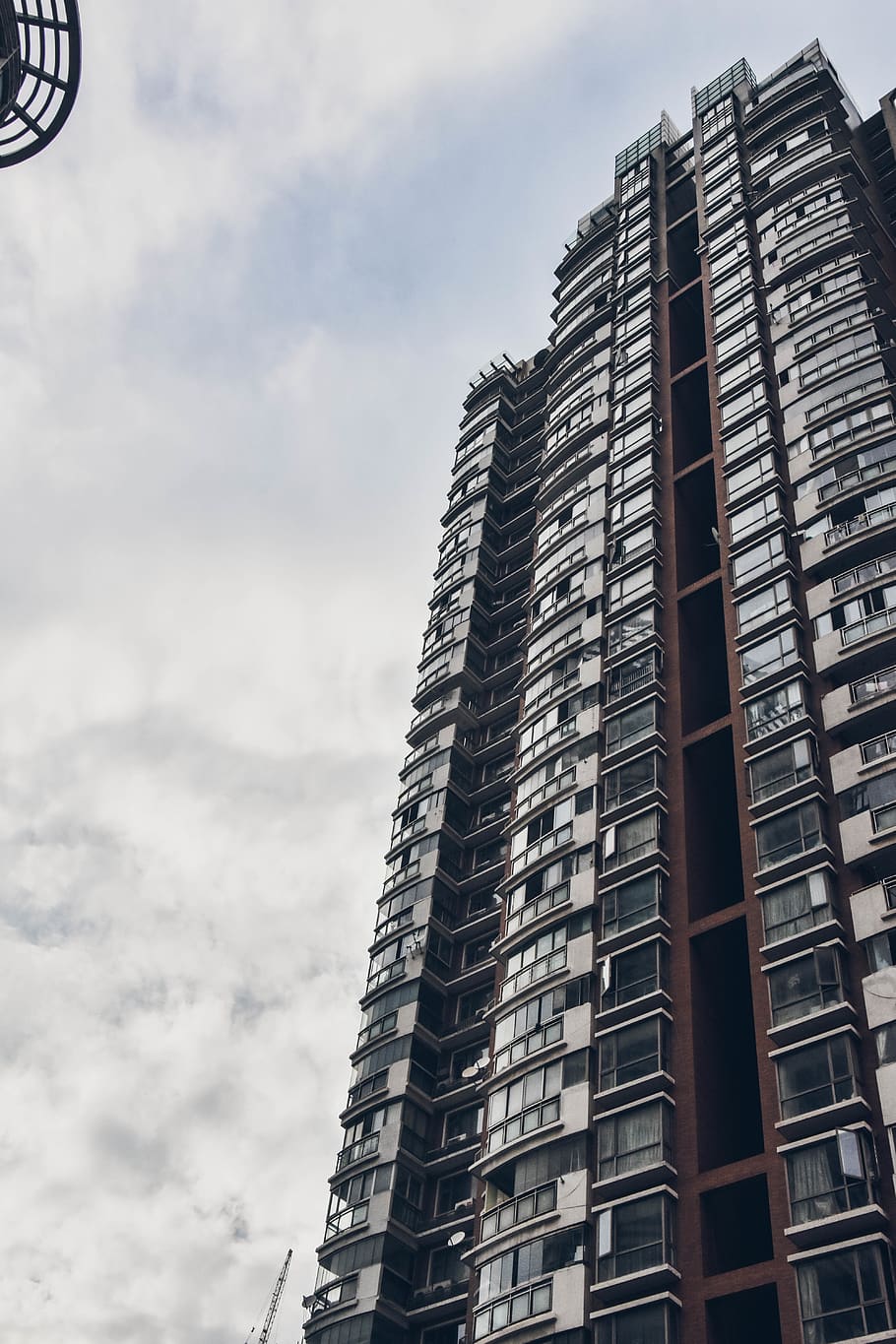 urbex, urbanizare, construită, vedere unghiulară joasă, arhitectură, exteriorul clădirii, cer, nor - cer, clădire, oraș, zi, natură, exteriorul clădirii de birouri, modern, nici o persoana, înalt - înalt, în aer liber, birou, zgârie-nori, turn, fereastră, Afaceri, apartament, 5K