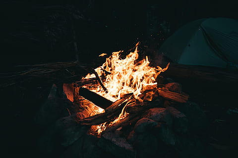 odun ateşi, alev, yanmak, ateş, kamp ateşi, gece gökyüzü, afiş, mutluluk, mutlu, Ilık, hafif sıcak, yolculuk, roadtrip, kamp, vahşi, fotoğrafçılık, seyahat, ahşap, yaşam tarzı, kamp yapmak, ateş - doğal fenomen, ısı - sıcaklık, yakacak odun, şenlik ateşi, doğa, açık havada, gece, yanan, ahşap malzeme, macera, şömine, kırmızı, çadır, Sarı, parıltılı, kömür, tatil, 2K, CC0, kamu malı, telif ücretsiz