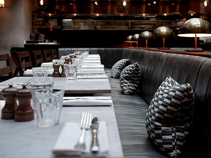 grå kaste pude, møbel, stol, bord, restaurant, sofa, spisebord, værelse, indendørs, glas, hjem indretning, pub, hoxton, Hotel, grøn, Frankrig, Paris, bar tæller, mad domstol, mad, bestik, sæde, ingen mennesker, selektiv fokusering, arrangement, drikkeglas, fravær, forretning, husholdningsudstyr, træ - materiale, mad og drikke, tom, sted indstilling, stor gruppe af objekter, indstilling, luksus, porcelæn, 5K, CC0, offentligt domæne, royaltyfrie
