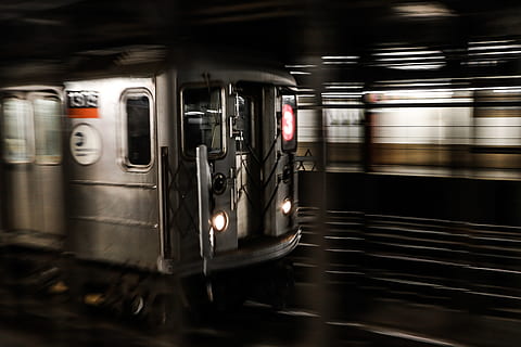 foto, grigio, in movimento, treno, traccia, piattaforma, movimento, urbano, città, metropolitana, sfocatura, trasporto, viaggio, veloce, sfocatura movimento, Manhattan, New York, trasporto pubblico, colpo di panning, mezzi di trasporto, ferrovia, modalità di trasporto, movimento sfocato, piattaforma della stazione ferroviaria, velocità, pendolare, persone che viaggiano, stazione, stazione della metropolitana, scena urbana, passeggeri, vita di città, posizioni di viaggio, ora di punta, veicolo terrestre, immagine a colori, treno passeggeri, vagone, piattaforma della metropolitana, viaggio di lavoro, Europa, stazione ferroviaria, persone, nessuno, Inghilterra, UK, 5K, CC0, dominio pubblico, privo di copyright