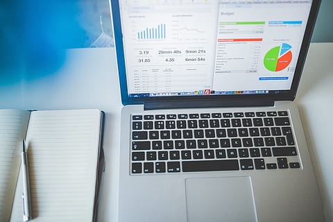 macbook, pro, lângă, caiet, pix cu bila, diagrame, Electronică, laptop, ecran, tehnologie, muncă, lucru, comunicare, tehnologia fără fir, calculator, conexiune, nici o persoana, în interior, masa, echipamente de calcul, dispozitiv portabil de informații, tastatură, text, Afaceri, mobila, a închide, natură moartă, număr, tastatura, birou, 5K, CC0, domeniu public, fără drepturi de autor