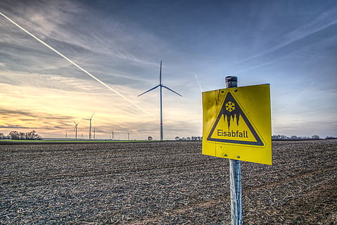 lyckohjul, vindkraft, varning, skydda, icefall, notera, himmel, solnedgång, humör, uppmärksamhet, risk, warnschild, trafik skylt, landskap, natur, energi, nuvarande, förnybar, grön, hdr, högt dynamiskt intervall, kontrast, klimatskydd, skylt, kommunikation, gul, bränsle och kraftproduktion, miljö, förnybar energi, varningsskylt, alternativ energi, moln - himmel, turbin, vindturbin, inget folk, väg, miljövård, fält, landa, information, elektricitet, utomhus, strömförsörjning, väg varningstecken, varningssymbol, 5K, CC0, offentligt domän, royaltyfria