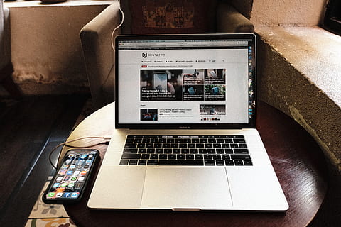 laptop, Electronică, PC, calculator, telefon mobil, telefon, tastatură, hardware-, tastatura, hardware-ul computerului, Monitor, afişa, ecran, ecran LCD, iPhone, mobila, macbook, iphone x, cafenea, tehnologie, tehnologia fără fir, conexiune, comunicare, dispozitiv portabil de informații, în interior, telefon inteligent, a închide, ecranul dispozitivului, masa, nici o persoana, Internet, vedere în unghi mare, echipamente de calcul, 5K, CC0, domeniu public, fără drepturi de autor