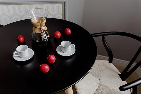 petit déjeuner, servi, café, intérieur, moderne, table, contemporain, fruits, Matin, tasses, repas, chemex, à l'intérieur, salle à manger, tableau noir, prunes, Nourriture et boisson, équipement ménager, personne, boisson, aliments, vue grand angle, couleur noire, nature morte, rafraîchissement, verre, tasse, fruit, agresser, alimentation saine, fermer, verre à boire, vaisselle, couleur blanche, plateau, tasse à thé, 5K, CC0, domaine public, libre de droits