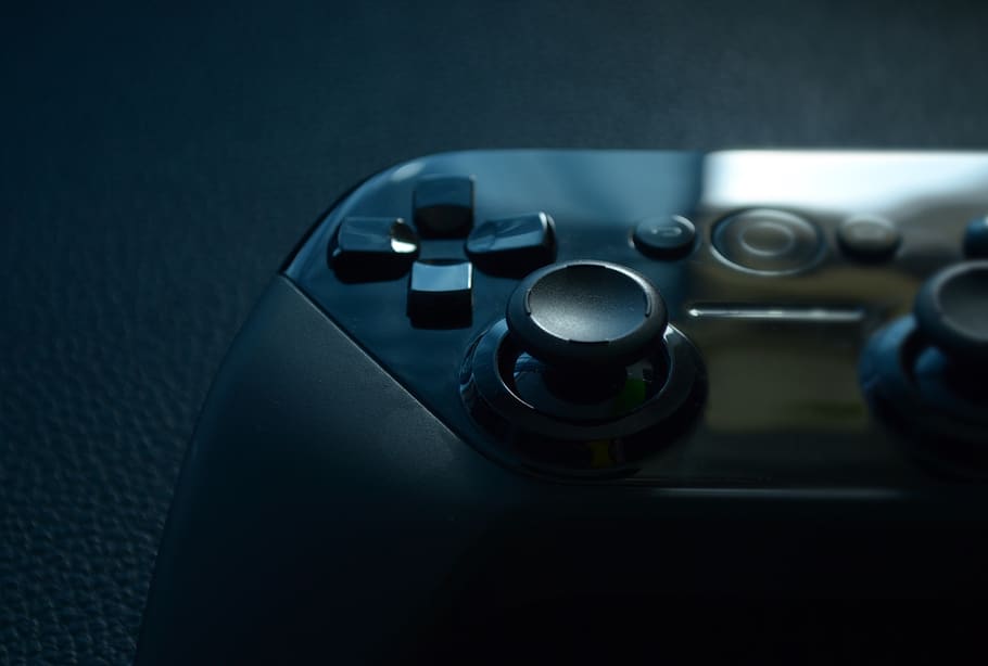 controlador de jocs, borrós, primer pla, control, controlador, fosc, electrònica, entreteniment, focus, jocs, joypad, joystick, tecnologia, a l'interior, cap gent, vista d’angle alt, il·luminat, transport, centrar-se en primer pla, cultura i entreteniment artístic, nit, cotxe, manera de transport, color negre, panell de control, taula, automòbil, natura morta, sol objecte, enfocament selectiu, 4K