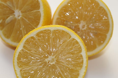 lămâie, galben, alb, fruct, citrice, vitamine, alimente, sănătate, util, utilizare, suculent, curat, Trei, jumatati, fruct citric, mancare si bautura, felie, mâncat sănătos, prospeţime, secțiune transversală, bunăstare, a închide, în interior, nici o persoana, studio shot, natură moartă, portocale, portocala, culoare portocalie, grup de obiecte, vitamina C, gust acru, 5K, CC0, domeniu public, fără drepturi de autor