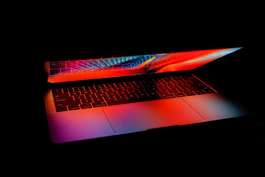 MacBook activat, fons negre, cap gent, tecnologia, tir de l'estudi, vermell, a l'interior, negocis, nit, naturalesa, vehicle aeri, color taronja, còpia espai, creativitat, fosc, resum, futurista, dades, habitació fosca, il·luminat, codi binari, 5K