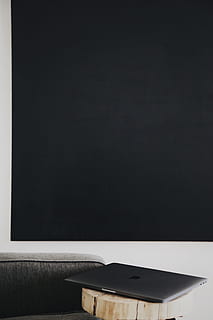 silbernes macbook, braun, hölzern, Brett, MacBook, schwarz, grau, Computer, Wohnkultur, Technik, Technologie, modern, minimalistisch, Arbeitsplatz, Wohnzimmer, Malerei, Arbeiten, Mac, Zuhause, moderne Architektur, modernes Design, Einfachheit, keine Leute, Bildung, drinnen, Wohnraum, leer, Tafel, Computerbildschirm, Buch, leeren, schwarze Farbe, Laptop, Schreibtisch, Geschäft, kopieren sie platz, Holz - Material, Lernen, Flüssigkristallanzeige, Wohngebäude, Platz, Hintergründe, Ausrüstung, Klassenzimmer, Weiß, Tabelle, 5K, CC0, gemeinfrei, lizenzfrei
