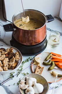 kobber matlaging potten, mat og Drikke, mat, friskhet, bord, kjøkkenredskap, spise sunt, innendørs, velvære, høy vinkel visning, spise redskap, klar til å spise, bolle, ingen folk, stilleben, skje, tallerken, nærbilde, husholdningsutstyr, serveringsstørrelse, grønnsak, lage mat, servise, 5K, CC0, offentlig domene, opphavsrett gratis
