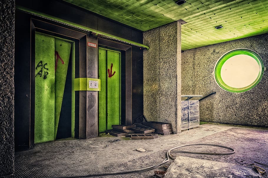 ascensor, porta, vell, subterrani, pforphoto, caduc, llocs perduts, llocs abandonats, atmosfera, pis, escala, edifici, passat, abandonat, arquitectura, estructura construïda, cap gent, entrada, color verd, funció de construcció de parets, dia, exterior de l'edifici, finestra, paret, naturalesa, a l'aire lliure, planta, casa, tancat, material de fusta, 5K