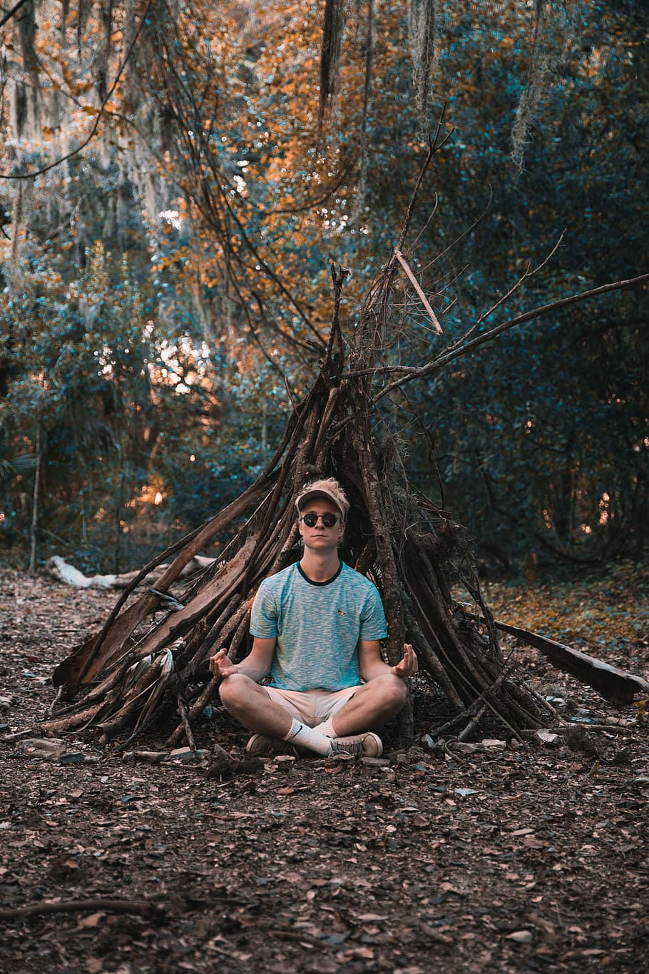 home, meditar, arbres, gent, persona, humà, Estats Units, Sant Petersburg, a l'aire lliure, vegetació, arbre, planta, naturalesa, terra, bosc, flora, carretera, Carretera bruta, grava, conífera, jungla, herba, runes, una persona, vista frontal, activitat d'oci, roba casual, estils de vida, assegut, persones reals, retrat, dia, longitud completa, adult jove, mirant la càmera, adolescent, pentinat, contemplació, innocència, 4K
