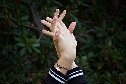 hænder, grund, tillid, obligationer, fingre, armbånd, baggrund, kærlighed, Union, venskab, bijoux, glæde, desktop wallpapers, kvindelighed, menneskelig hånd, hånd, menneskelig kropsdel, en person, kropsdel, fokus på forgrunden, plante, rigtige mennesker, gestikulerer, finger, menneskelig finger, dag, Kvinder, smykker, natur, tæt på, personlige perspektiv, livsstil, voksen, menneskelig lem, 5K, CC0, offentligt domæne, royaltyfrie