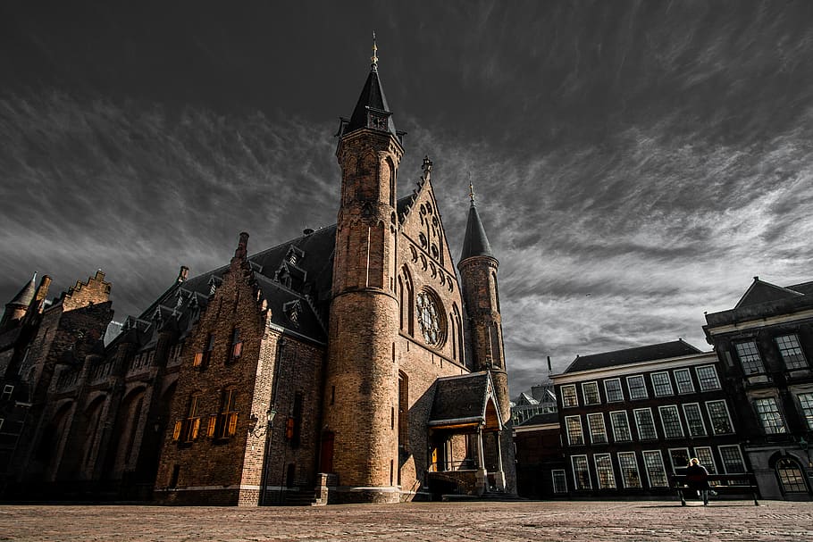 cattedrale marrone, architettura, campanile, guglia, Torre, costruzione, urbano, cittadina, centro, città, Torre dell'orologio, den haag, Binnenhof, persona, umano, Nederland, metropoli, storico, Olanda, l'Aia, esterno dell'edificio, struttura costruita, nuvola - cielo, cielo, luogo di culto, storia, natura, religione, destinazioni di viaggio, il passato, credenza, spiritualità, Inquadratura dal basso, nessuno, all'aperto, stile gotico, 5K
