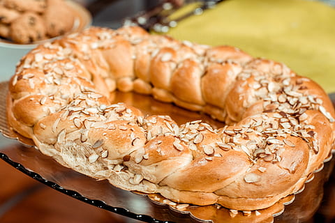 paistettu, leipä, lasi-, ylin, leipoa, leipää pähkinöillä, lähikuva, herkullinen, pähkinät, maukas, langan leipää, ruoka ja juoma, ruoka, tuoreus, ei ihmisiä, leivos, sisällä, keskittyä etualalle, asetelma, valmis syömään, pöytä, pulla, valikoiva tarkennus, siemen, ranskalainen ruoka, terveellinen ruokavalio, croissant, aamiainen, välipala, 5K, CC0, public domain, rojaltivapaa