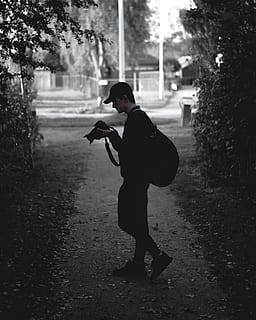muž, hospodářství, Fotoaparát, stojící, cesta, lidé, osoba, člověk, Nizozemí, sneek, Šedá, oblek, oblečení, kabát, chůze, volnočasové aktivity, asfalt, asfaltovat, chodník, venku, jedna osoba, skutečných lidí, životního stylu, plná délka, Příroda, boční pohled, muži, rostlina, strom, silueta, město, architektura, den, přeprava, 4K, CC0, veřejná doména, bez autorských práv