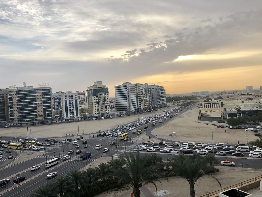 carretera, intersecció, naturalesa, paisatge, a l'aire lliure, metròpolis, edifici, ciutat, urbà, vehicle, automòbil, cotxe, transport, manera, 54 amman st - dubai - emirats àrabs units, Emirats Àrabs Units, dubai, centre de la ciutat, exterior de l'edifici, arquitectura, estructura construïda, cel, núvol - cel, vehicle terrestre, manera de transport, carrer, posta de sol, vista d’angle alt, paisatge urbà, trànsit, cap gent, carrer de la ciutat, exterior d’edifici d’oficines, gratacels, autopista de carrils múltiples, 4K