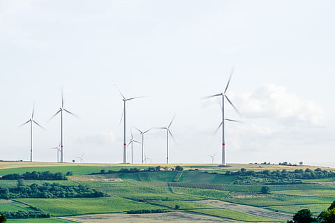 moara de vant, structura, camp, fermă, copaci, ținut muntos, verde, iarbă, natură, peisaj, plantă, mediu inconjurator, turbină eoliană, combustibil și generarea de energie electrică, energie regenerabila, conservarea mediului, Energie alternativa, turbină, Putere eoliana, cer, teren, rural, agricultură, zi, scenice - natura, Culoarea verde, frumusețe în natură, nici o persoana, în aer liber, resurse durabile, 5K, CC0, domeniu public, fără drepturi de autor