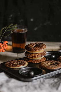 biscoitos, bandeja, garrafa, cozido, assadeira, bebida, pão, chocolate, Sombrio, delicioso, Comida, crescer, caseiro, quente, dentro de casa, indulgência, refeição, pastelaria, ainda vida, açúcar, saboroso, tradicional, comida e bebida, frescura, pronto para comer, mesa, ninguém, comida doce, tentação, bolo, sobremesa, doce, fechar-se, alimentação pouco saudável, focar em primeiro plano, placa, refresco, artigo de pastelaria assada, muffin, 5K, CC0, domínio público, royalty free
