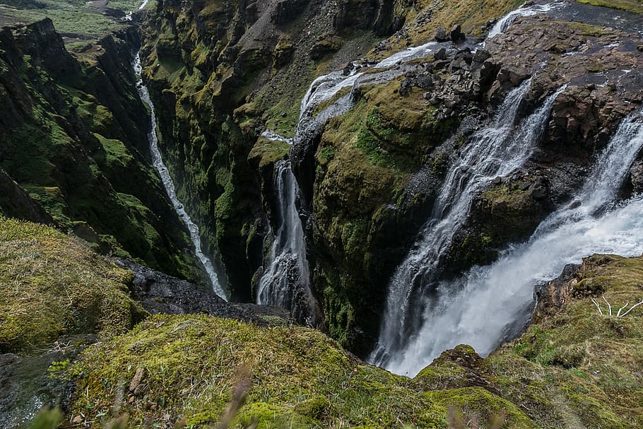 tidsforløb fotografering, vandfald, klint, dagslys, miljø, flyde, græs, landskab, bjerge, natur, naturfotografering, klipper, naturskøn, vand, skønhed i naturen, scenics - natur, klippe, lang eksponering, bevægelse, rock-objekt, flydende vand, solid, jord, rock formation, ikke-urbane scene, ingen mennesker, sløret bevægelse, dag, plante, udendørs, magt i naturen, strøm - rindende vand, flyder, formation, 2K