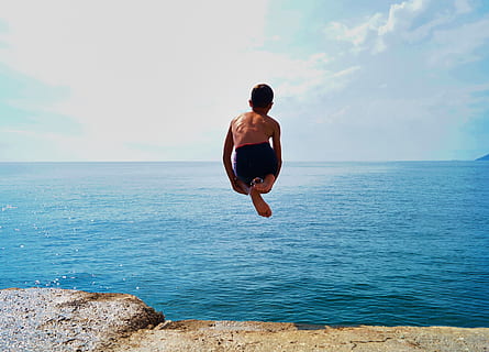 time-lapse fotografie, jongen, zwart, shorts, jumping, lichaam, water, strand, klif, wolken, genot, dom, pret, springen, jumpshot, kind, vrije tijd, oceaan, persoon, zee, kust, hemel, zomer, zwemmen, weer, een persoon, echte mensen, achteraanzicht, horizon over water, horizon, levensstijlen, vrijetijdsbesteding, schoonheid in de natuur, scenics - natuur, zonder shirt, dag, natuur, rustige scène, mannen, wolk - lucht, land-, buitenshuis, 4K, CC0, publiek domein, royaltyvrij